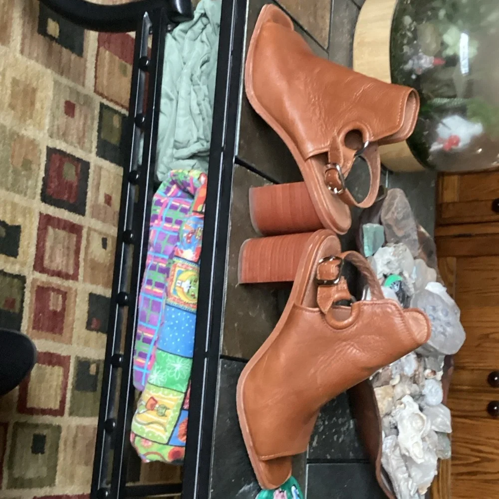 FRYE Elegant Tan Delaney Harness Leather Heeled Sandals size 11